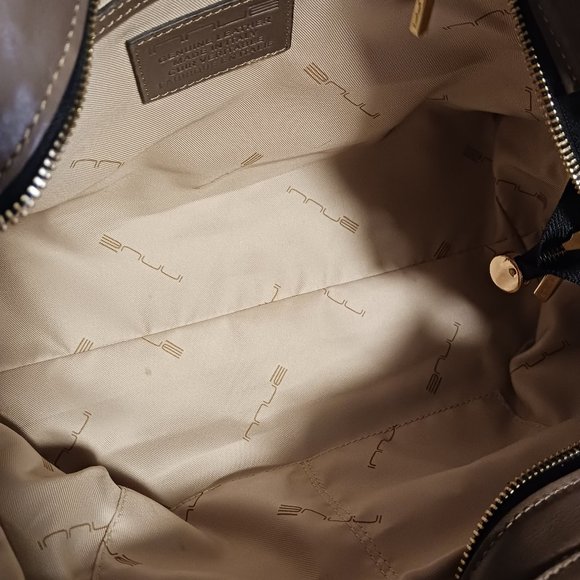 Elegant Two-Tone Leather Handbag - Picture 4 of 15